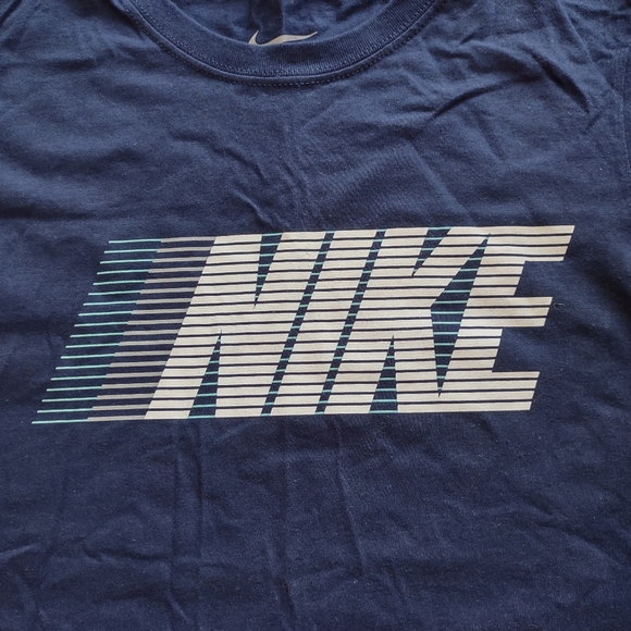 NWT Nike T-shirt - Picture 3 of 4